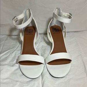 Daisy Fuentes White Wedge Sandals